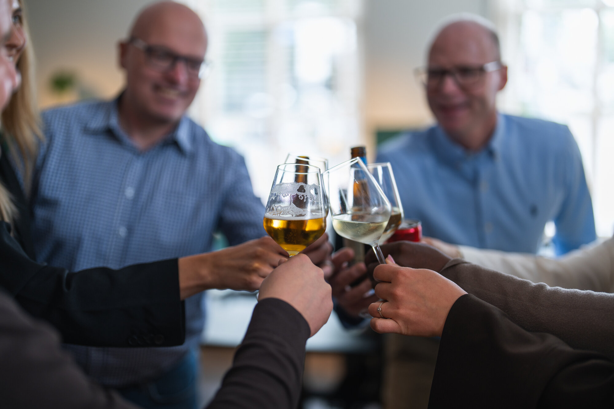 Team van Belastingadviseur Eindhoven proost samen op kantoor
